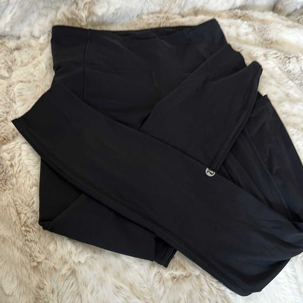 Black! 🦇 lululemon 🍋 4 leggings